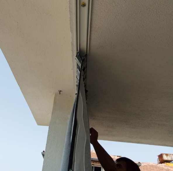 korneşe montaj edilmiş çift düğmeli balkon perdesi korneşe montaj edilmiş çift düğmeli balkon perdesi